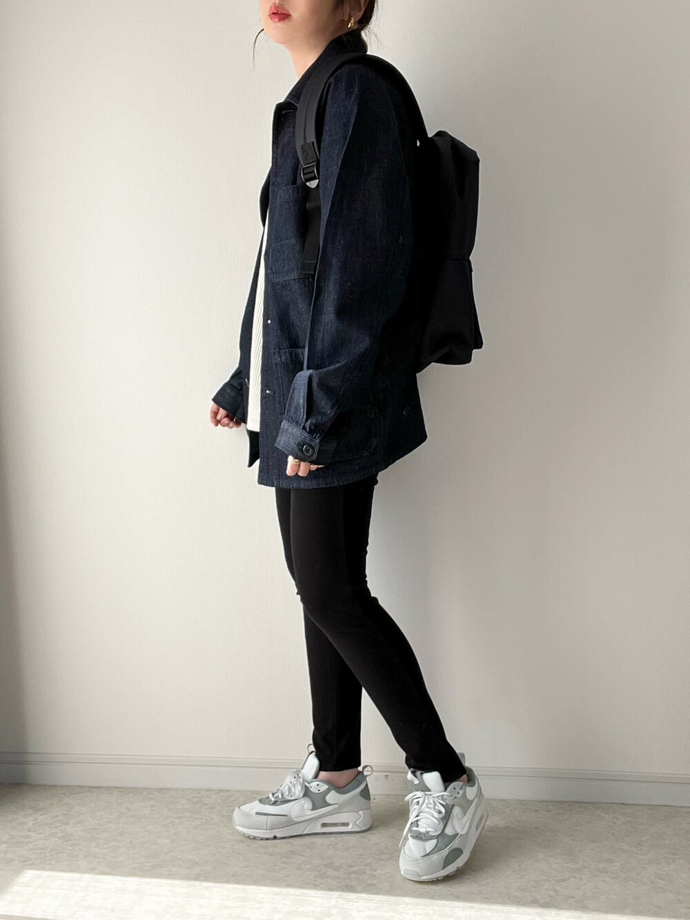 ホワイト系のブルゾン、ホワイト系のトートバッグ、グリーン系のスニーカーを着用したレディースの冬コーディネートの3枚目の写真