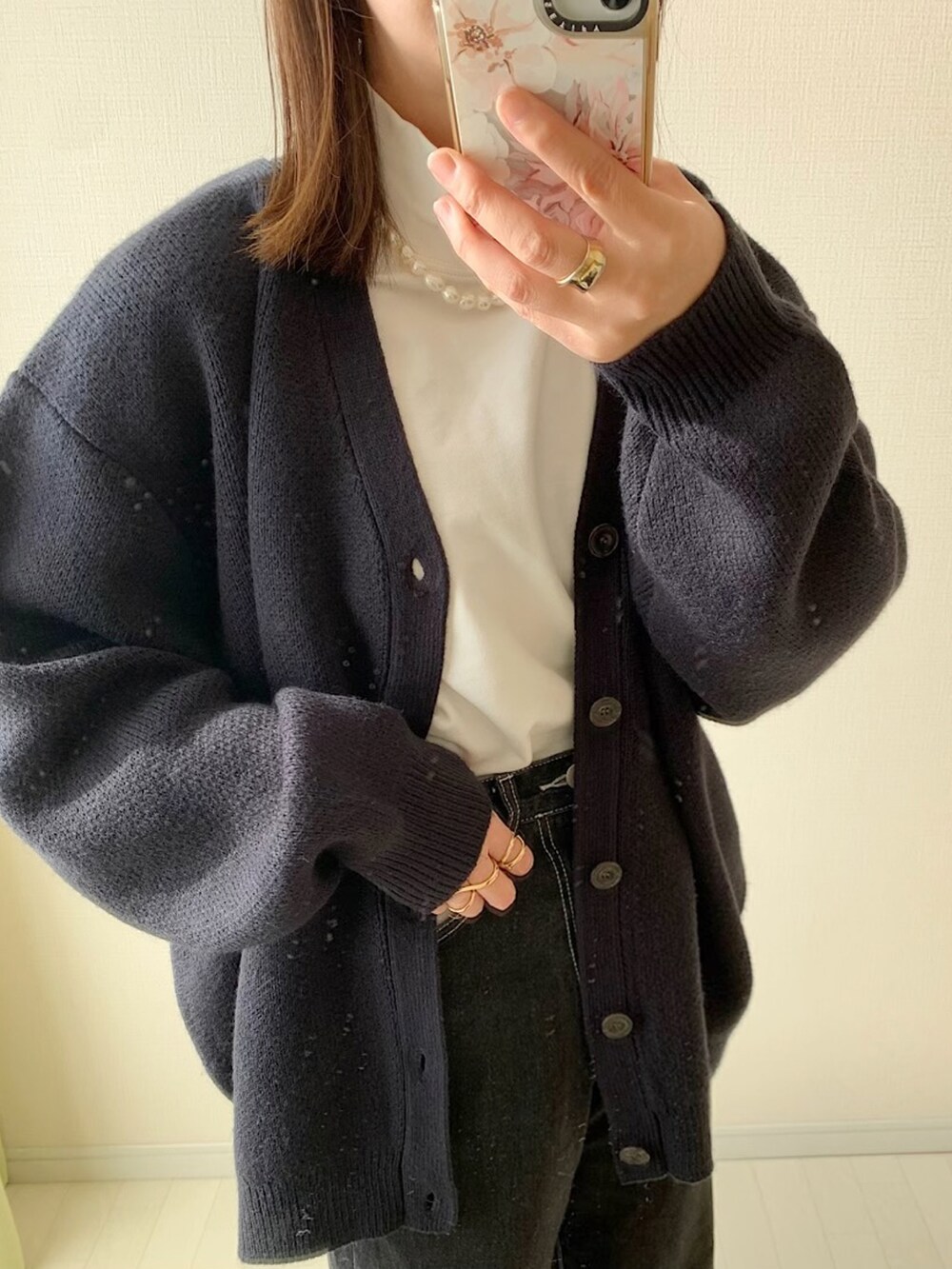 ブルー系のカーディガン/ボレロ、ホワイト系のTシャツ/カットソー、ホワイト系のスニーカーを着用したレディースの秋コーディネートの2枚目の写真