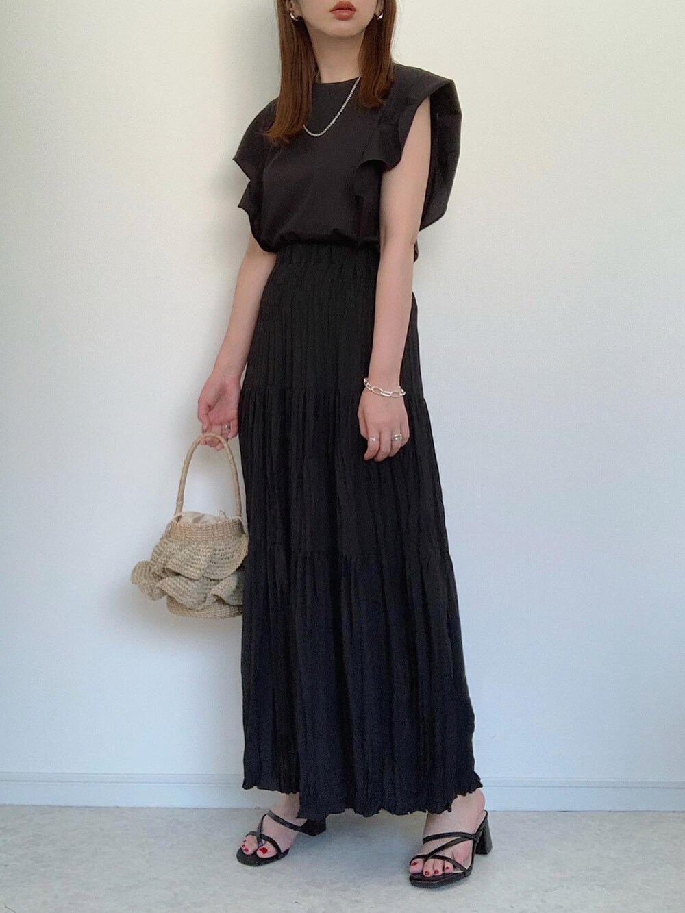 ブラック系のシャツ/ブラウス、ベージュ系のその他パンツ、ブラック系のショルダーバッグを着用したレディースの夏コーディネートの2枚目の写真