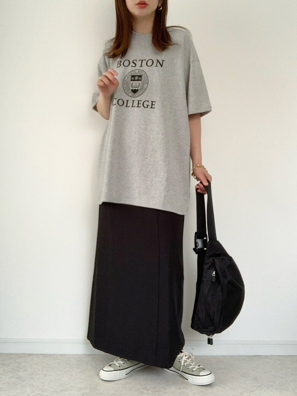 グレー系のTシャツ/カットソー、グリーン系のスニーカー、ブラック系のショルダーバッグを着用したレディースの夏コーディネートの3枚目の写真