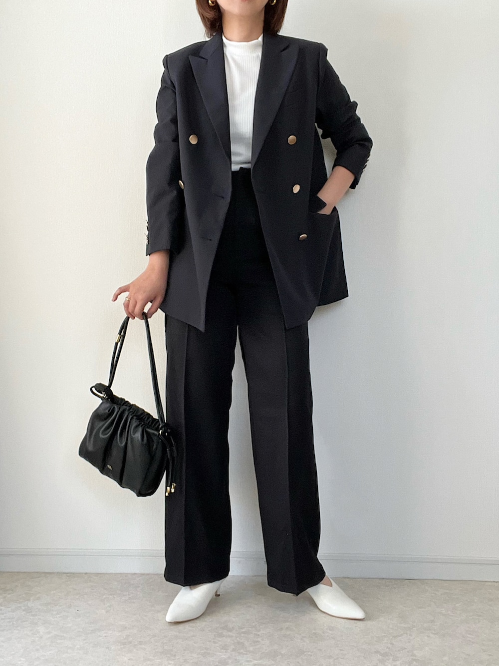 ブルー系のテーラードジャケット、ホワイト系のTシャツ/カットソー、グリーン系のスラックスを着用したレディースの夏コーディネートの3枚目の写真