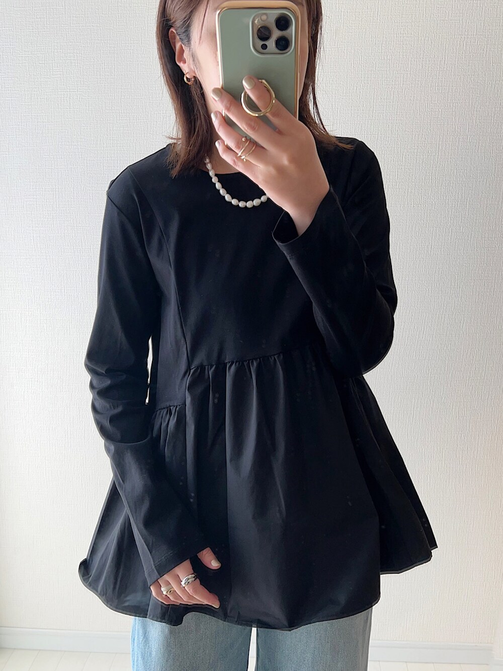 ブラック系のTシャツ/カットソー、ベージュ系のスカート、ブラック系のボストンバッグを着用したレディースの春コーディネートの3枚目の写真