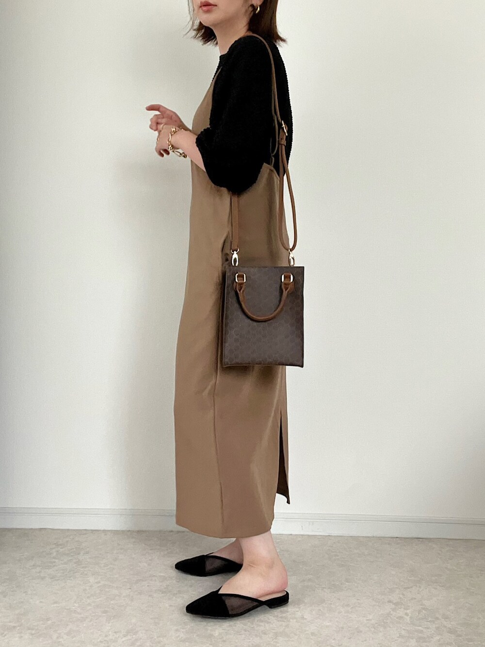 ブラウン系のワンピース/ドレス、ブラック系のトップス、ブラウン系のショルダーバッグを着用したレディースの夏コーディネートの2枚目の写真