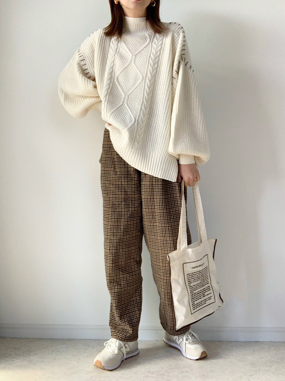 ホワイト系のニット/セーター、ブルー系のデニムパンツ、その他のエコバッグ/サブバッグを着用したレディースの秋コーディネートの2枚目の写真