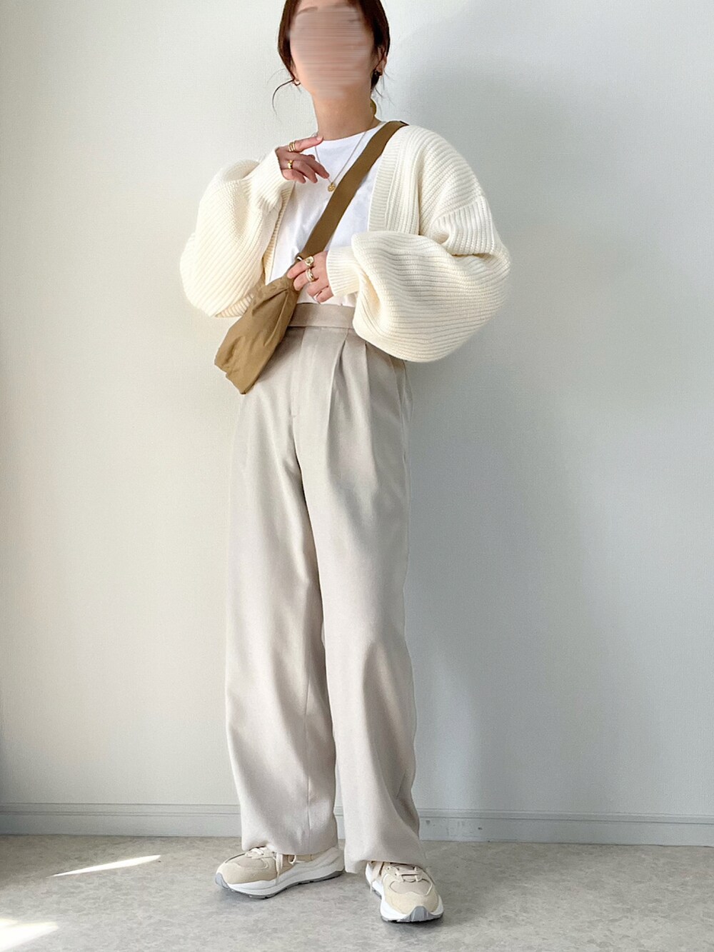 ブラック系のカーディガン/ボレロ、ホワイト系のシャツ/ブラウス、ベージュ系のその他パンツを着用したレディースの冬コーディネートの2枚目の写真