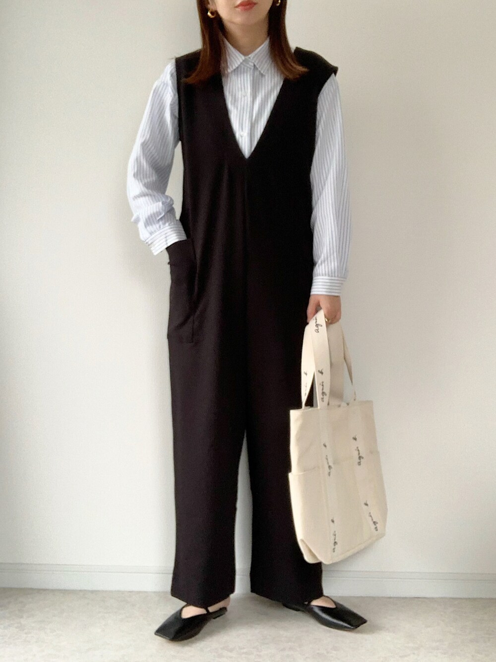 ブルー系のシャツ/ブラウス、オレンジ系のカーディガン/ボレロ、ブルー系のデニムパンツを着用したレディースの春コーディネートの3枚目の写真