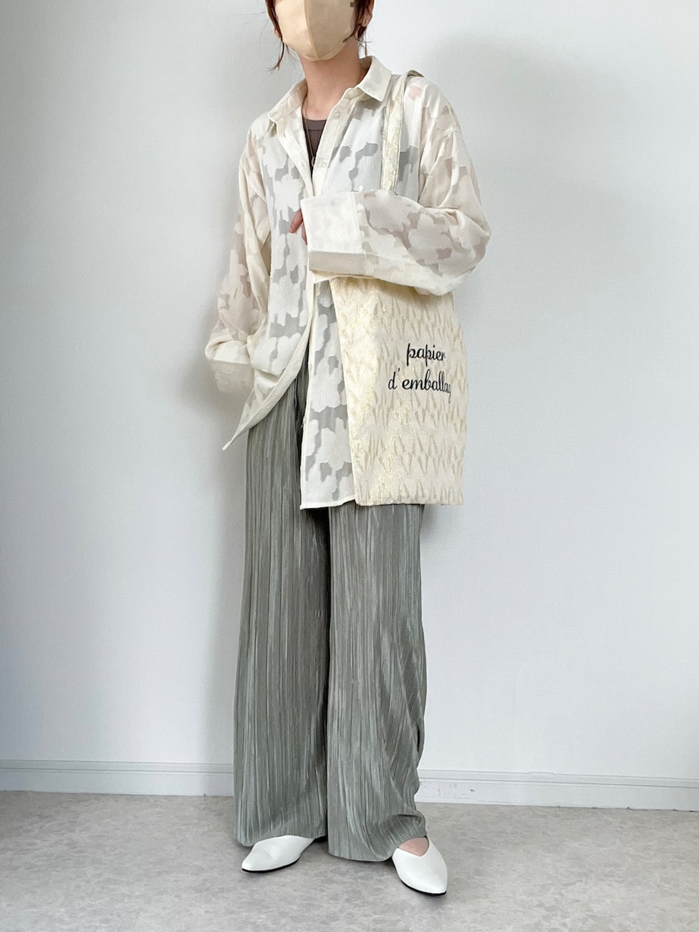 「ジャガード、ブラウス、花柄ブラウス、プリーツパンツ、トートバッグ、プチプラ、休日コーデ、ママコーデ、ゆったりコーデ」|「GRLのサテンプリーツパンツ(その他パンツ、グリーン系)」を使った、maiko さん(骨格ウェーブ・レディース・159cm)の春コーディネートの2枚目の写真