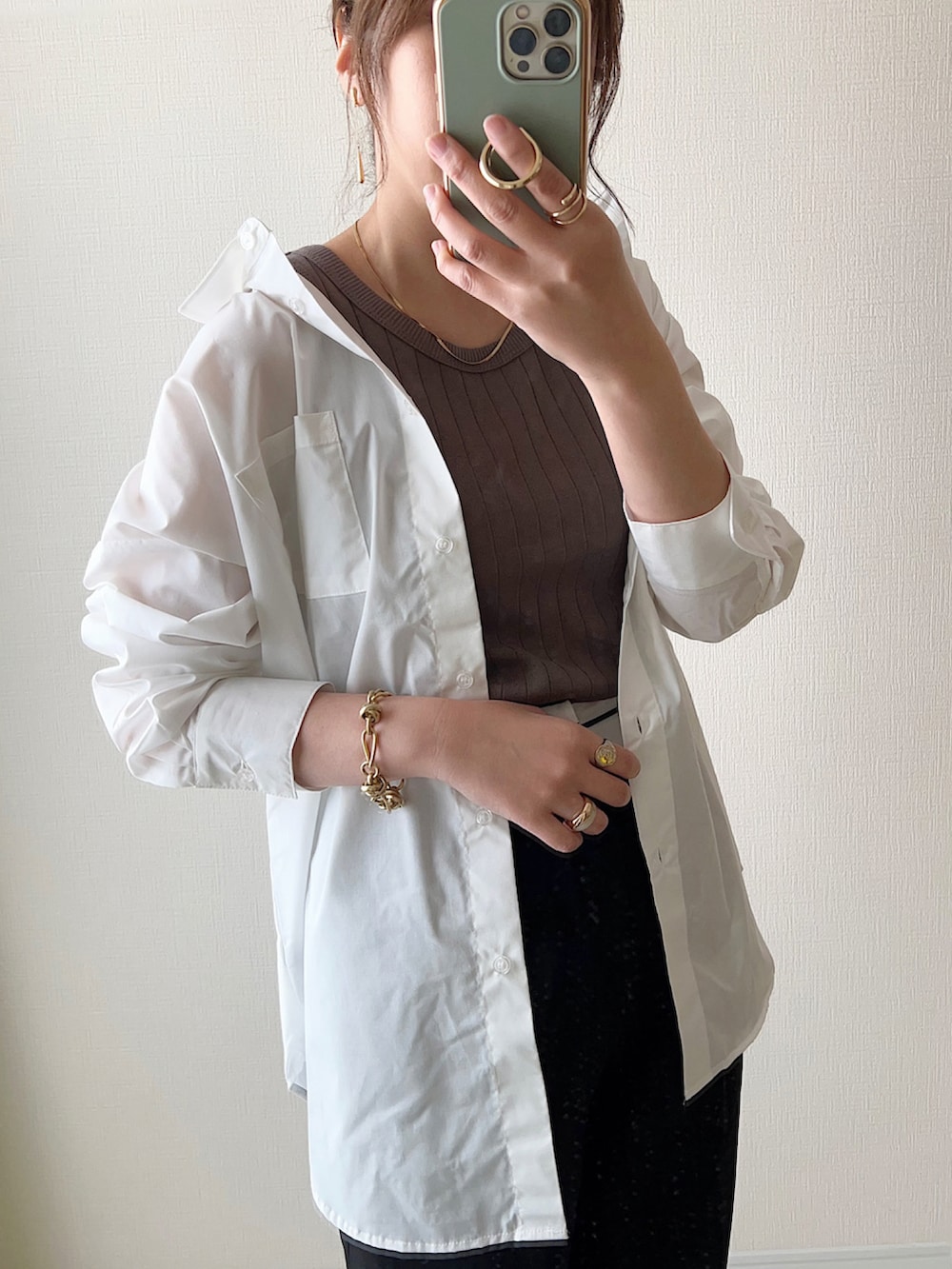 ホワイト系のシャツ/ブラウス、ブラウン系のタンクトップ、ブラック系のその他パンツを着用したレディースの春コーディネートの2枚目の写真