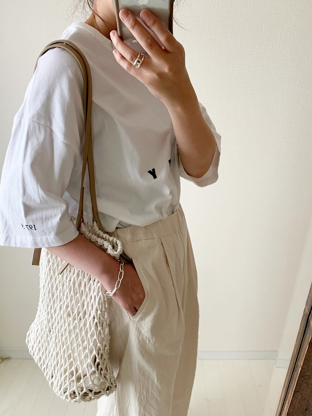 ホワイト系のTシャツ/カットソー、ブラック系のワンピース、グレー系のスニーカーを着用したレディースの夏コーディネートの3枚目の写真