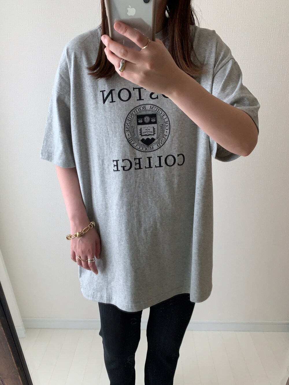 グレー系のTシャツ/カットソー、グリーン系のスニーカー、ブラック系のショルダーバッグを着用したレディースの夏コーディネートの4枚目の写真