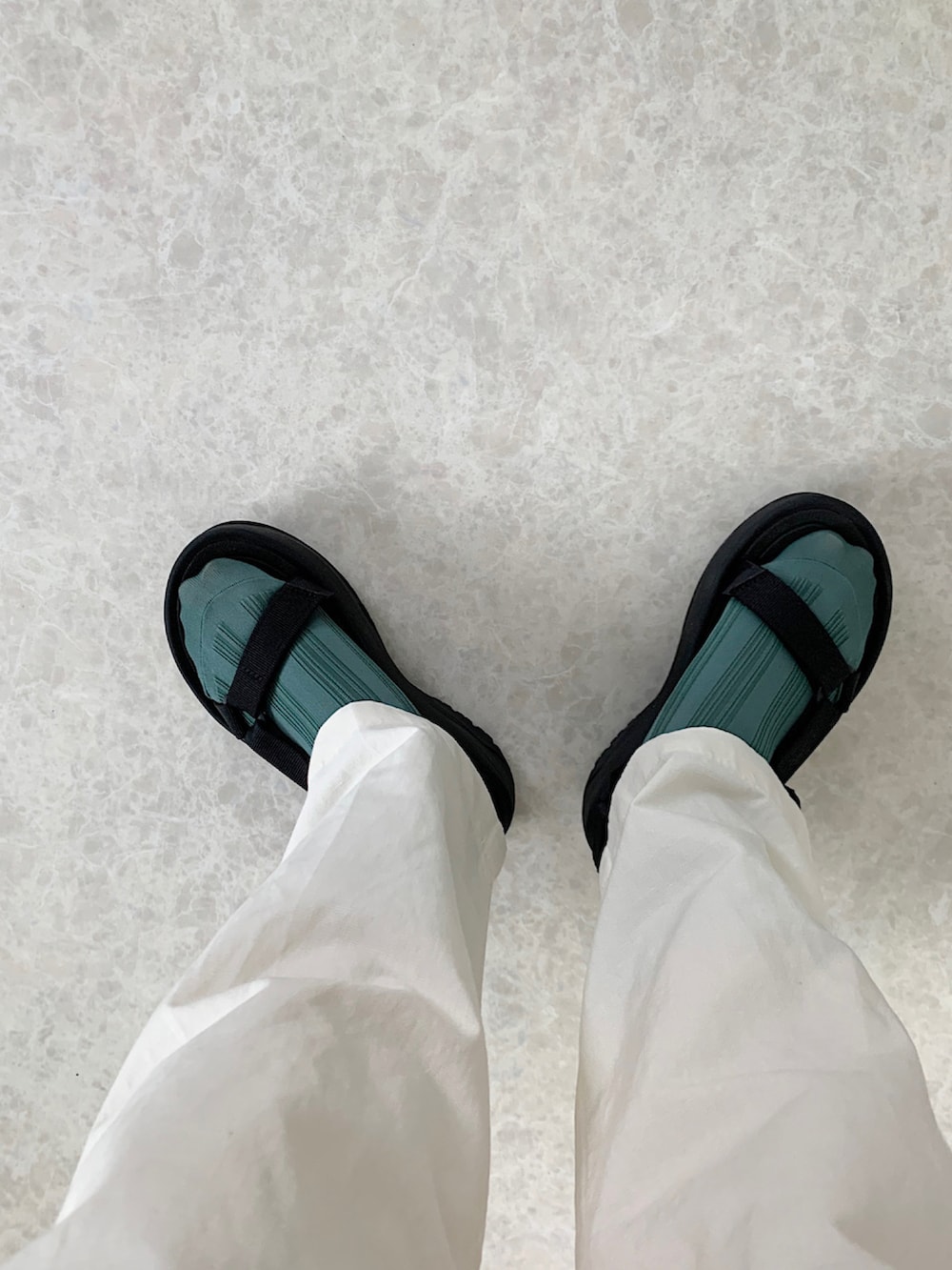 ホワイト系のTシャツ/カットソー、ホワイト系のパンツ、ホワイト系のショルダーバッグを着用したレディースの夏コーディネートの3枚目の写真