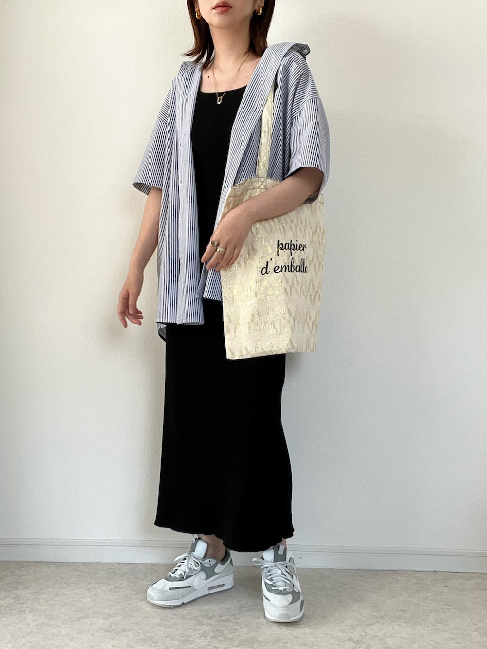 ホワイト系のTシャツ/カットソー、ブラック系のセットアップ、ホワイト系のトートバッグを着用したレディースの春コーディネートの2枚目の写真