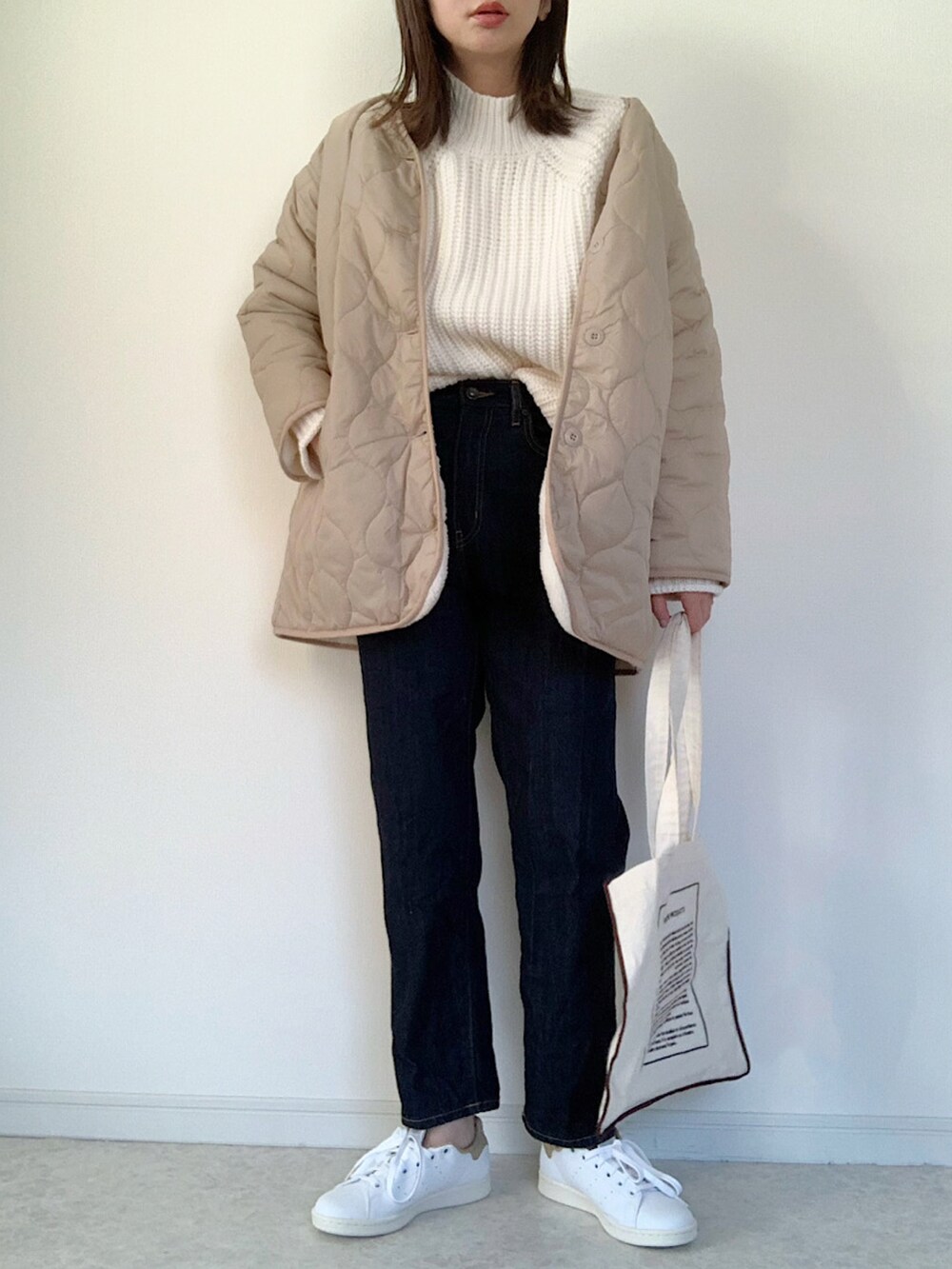 グリーン系のサロペット/オーバーオール、ブラック系のブーツ、ブラック系のショルダーバッグを着用したレディースの秋コーディネートの3枚目の写真