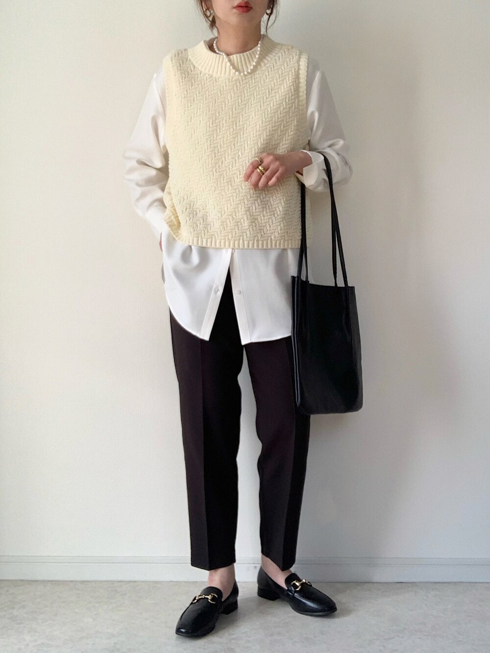 グリーン系のカーディガン/ボレロ、ホワイト系のTシャツ/カットソー、ブラック系のその他パンツを着用したレディースの春コーディネートの2枚目の写真