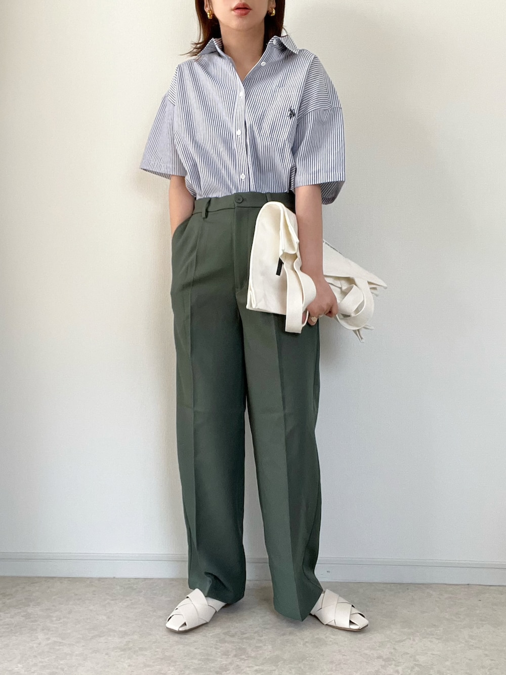 ホワイト系のTシャツ/カットソー、ブラック系のセットアップ、ホワイト系のトートバッグを着用したレディースの春コーディネートの3枚目の写真