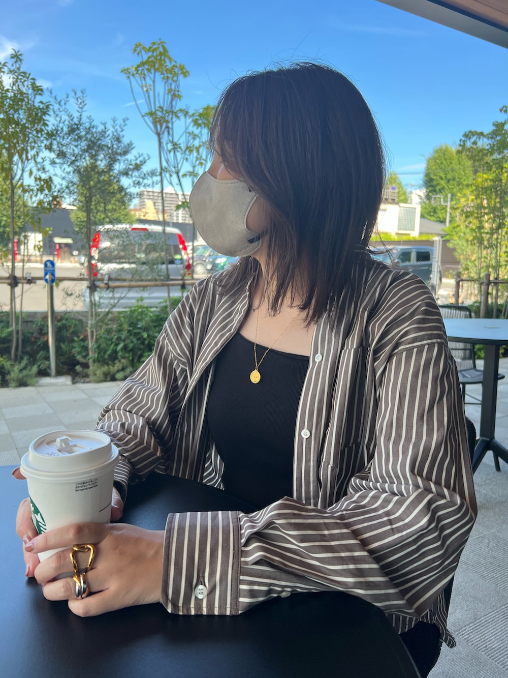 ブラウン系のシャツ/ブラウス、ブラック系のワンピース、ブラック系のトートバッグを着用したレディースの秋コーディネートの2枚目の写真