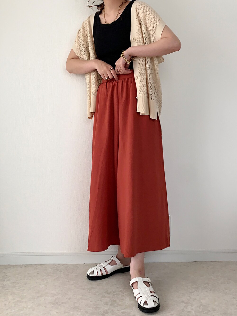 ベージュ系のベスト、ホワイト系のその他パンツ、イエロー系のトートバッグを着用したレディースの春コーディネートの3枚目の写真