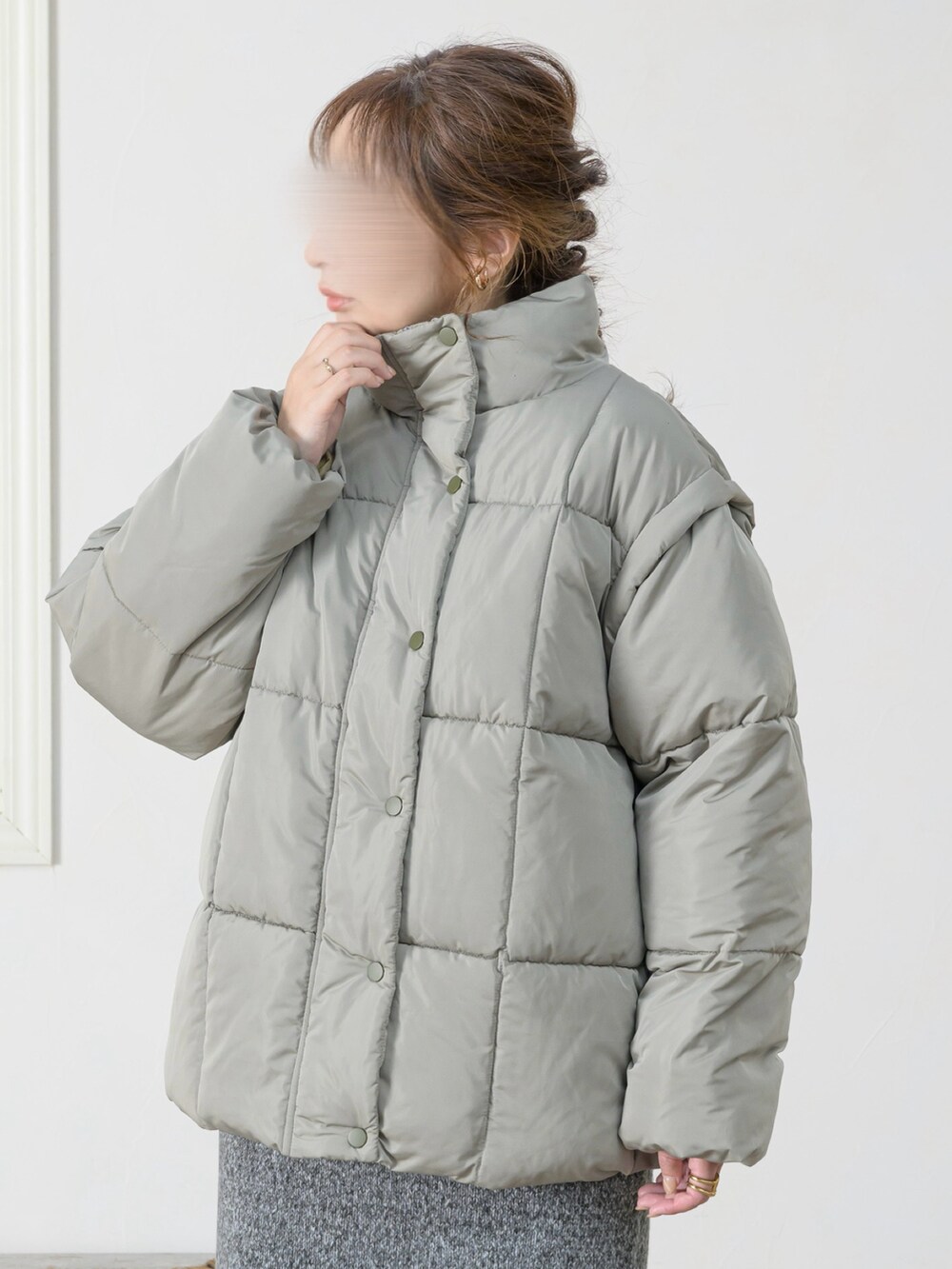 ブラック系のジャケット/アウター、ブラック系のワンピース/ドレスを着用したレディースの秋コーディネートの4枚目の写真