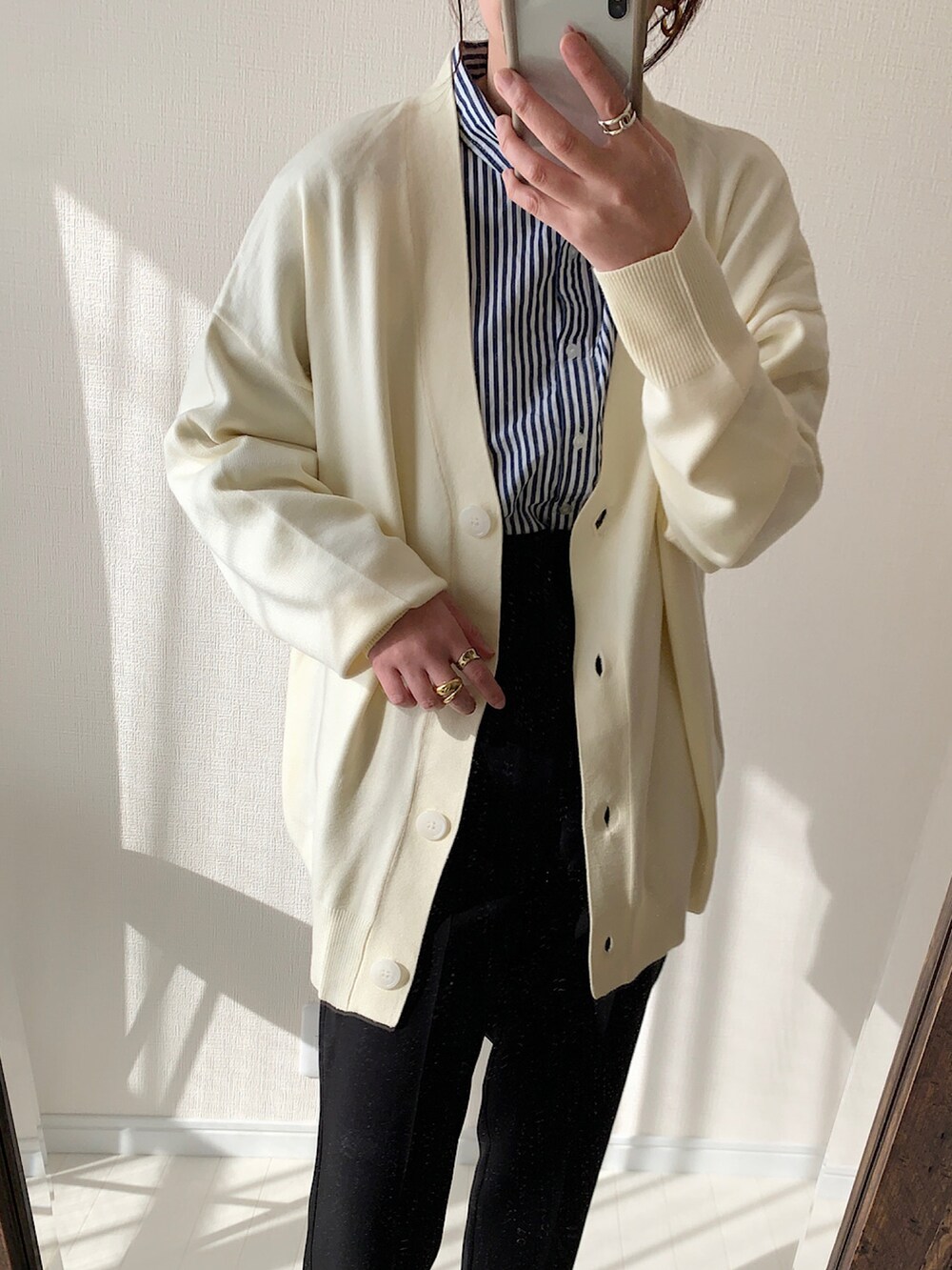 ブルー系のシャツ/ブラウス、ホワイト系のカーディガン/ボレロ、ブラック系のその他パンツを着用したレディースの春コーディネートの2枚目の写真