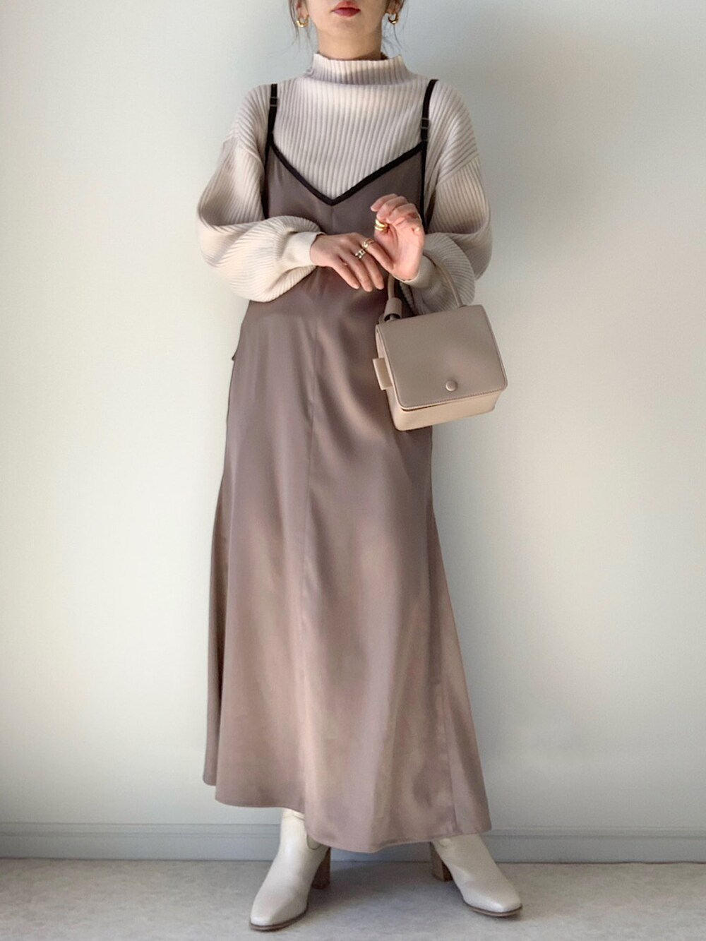 ベージュ系のカーディガン/ボレロ、グレー系のワンピース、その他のその他パンツを着用したレディースの冬コーディネートの4枚目の写真