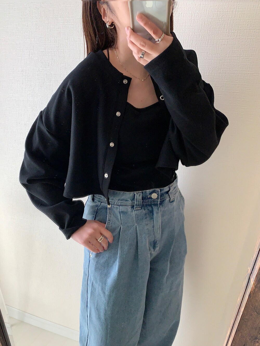 ブラック系のキャミソール、ブラック系のカーディガン/ボレロ、ブラック系のスカートを着用したレディースの春コーディネートの2枚目の写真