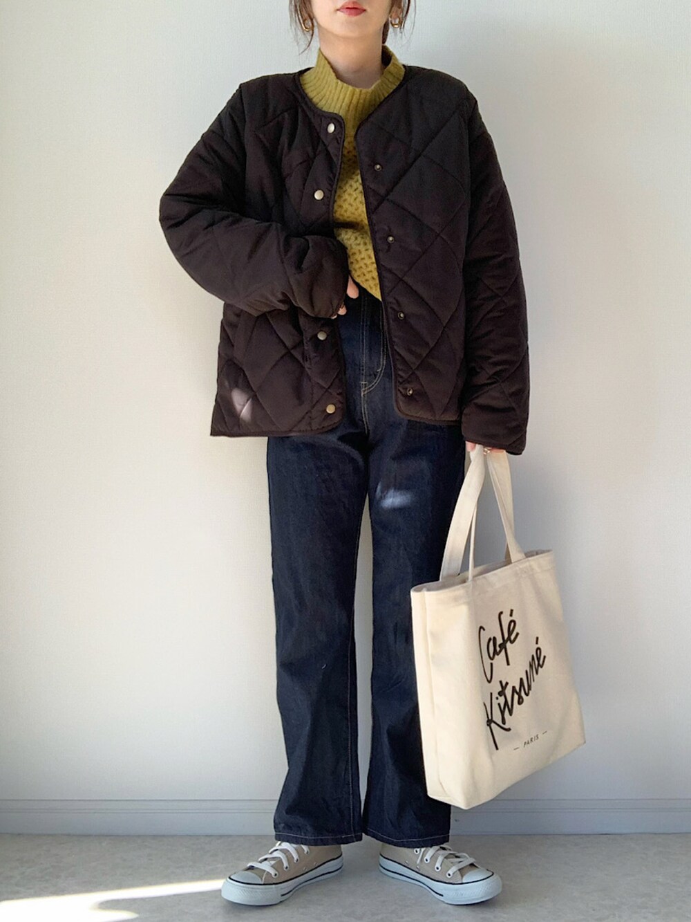 ブラック系のダウンジャケット/コート、ホワイト系のTシャツ/カットソー、ブラック系のショルダーバッグを着用したレディースの冬コーディネートの4枚目の写真