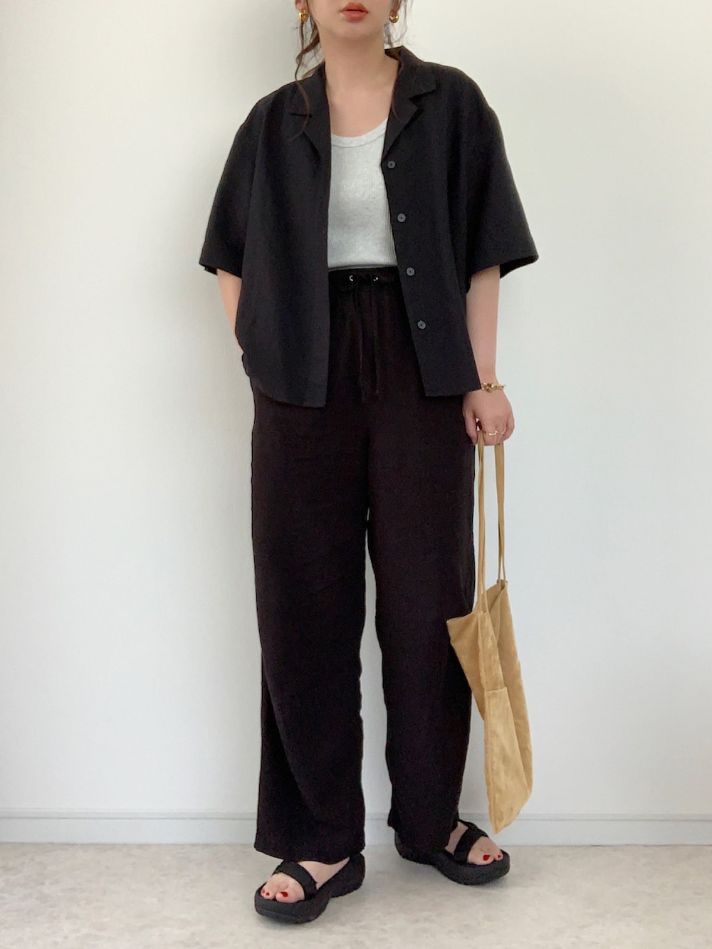 グレー系のTシャツ/カットソー、ブラック系のその他パンツ、ホワイト系のトートバッグを着用したレディースの夏コーディネートの2枚目の写真