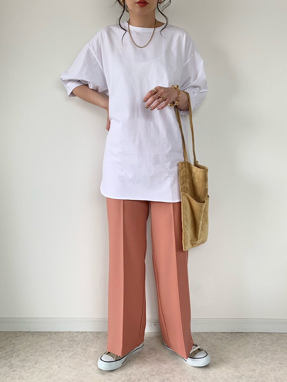 ブラック系のTシャツ/カットソー、ピンク系のスラックス、ブラック系のハンドバッグを着用したレディースの夏コーディネートの2枚目の写真