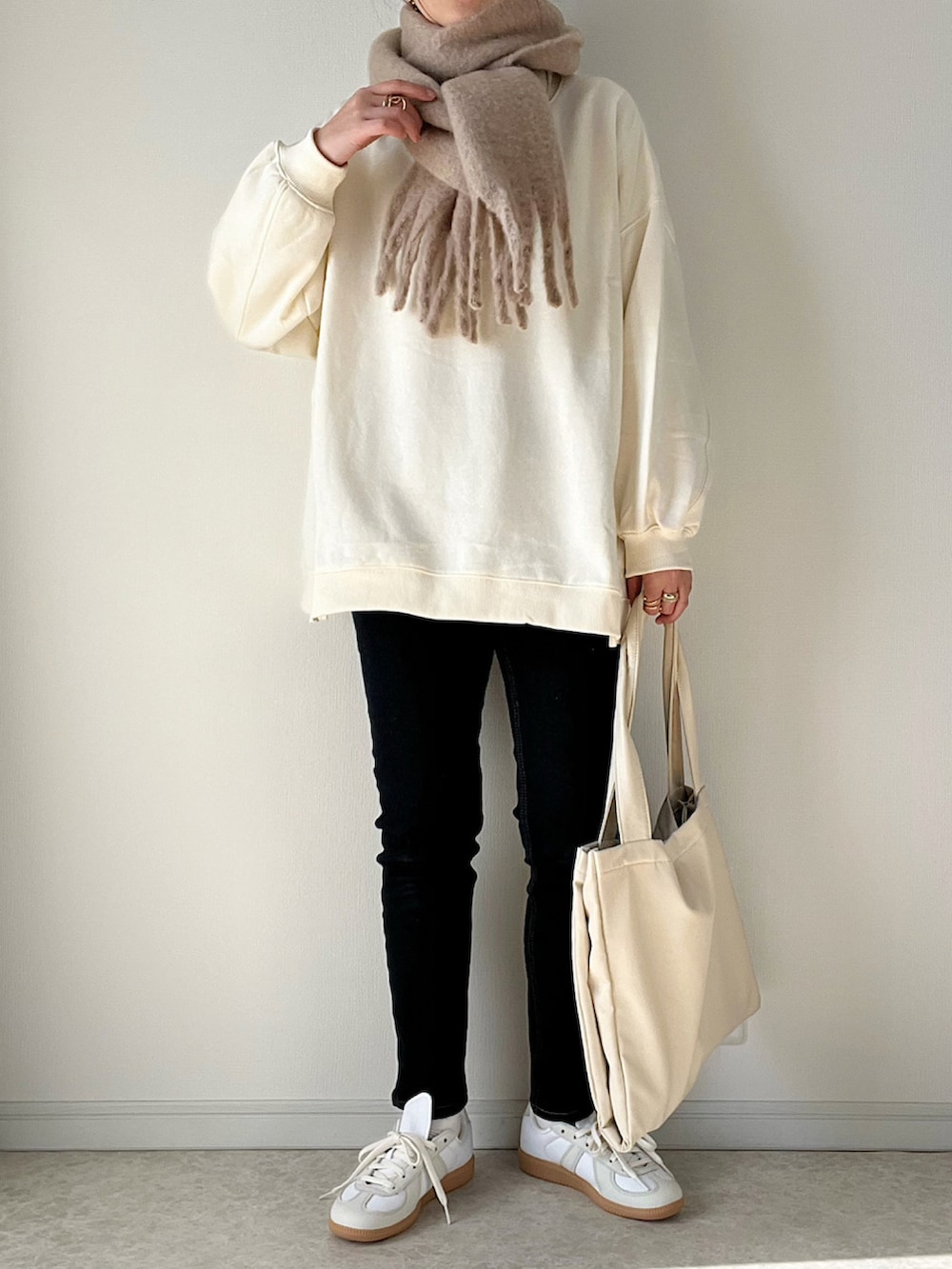 ブラック系のダウンジャケット/コート、ホワイト系のスウェット、その他のパンツを着用したレディースの冬コーディネートの3枚目の写真