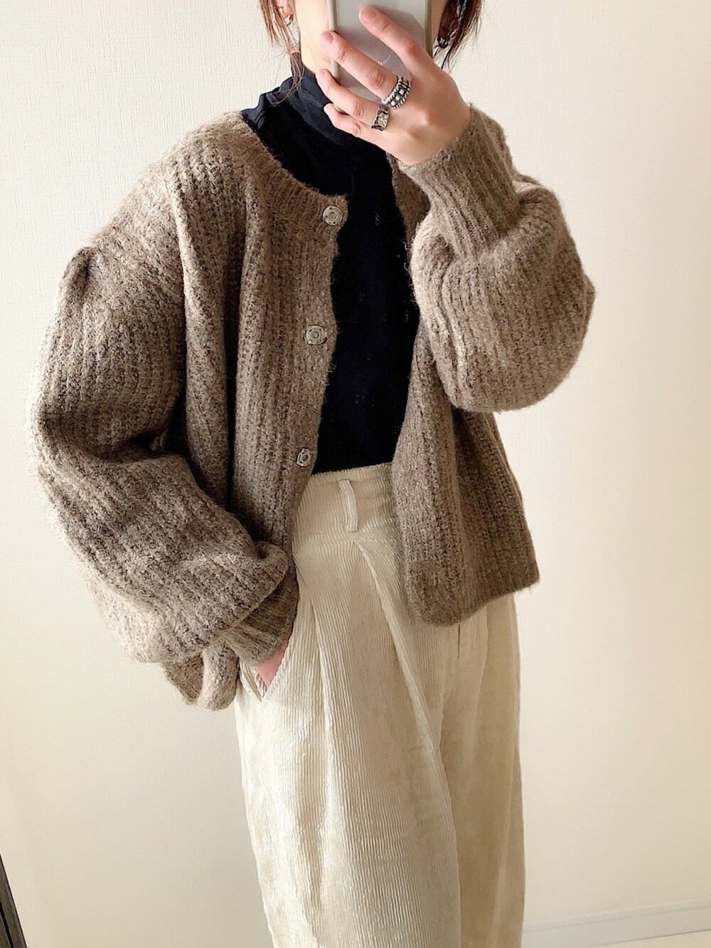 ブラウン系のカーディガン/ボレロ、ホワイト系のTシャツ/カットソー、ホワイト系のその他パンツを着用したレディースの冬コーディネートの2枚目の写真