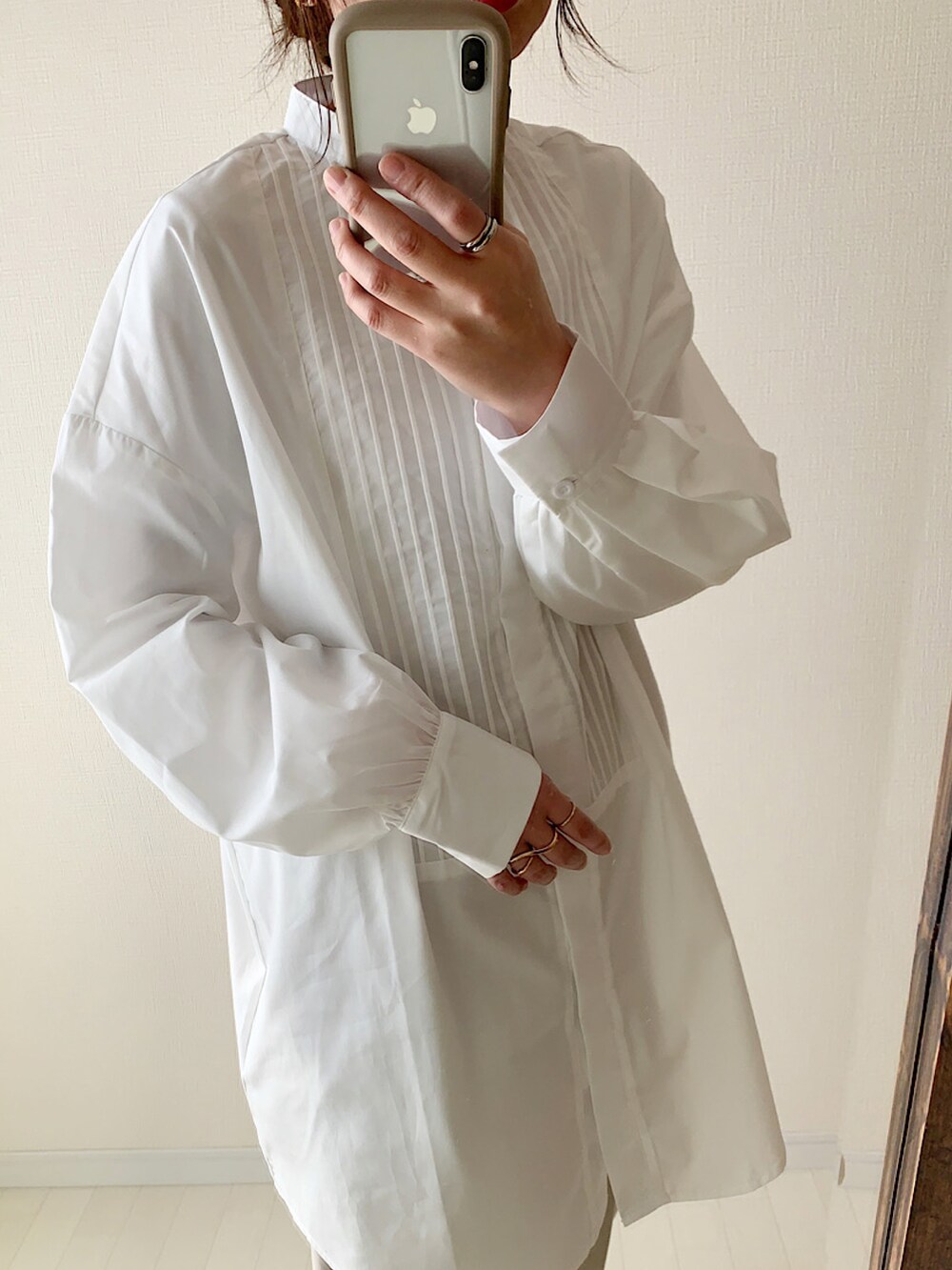 ホワイト系のシャツ/ブラウス、ブラック系のパンツ、ブラック系のショルダーバッグを着用したレディースの冬コーディネートの2枚目の写真