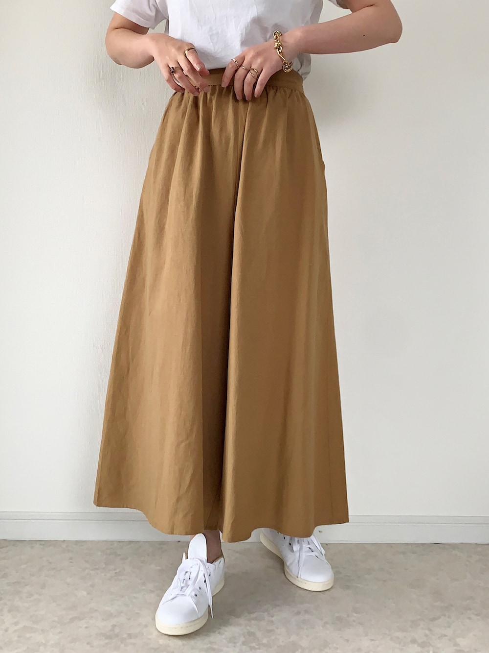 ホワイト系のTシャツ/カットソー、ブラウン系のその他パンツ、ホワイト系のスニーカーを着用したレディースの夏コーディネートの2枚目の写真