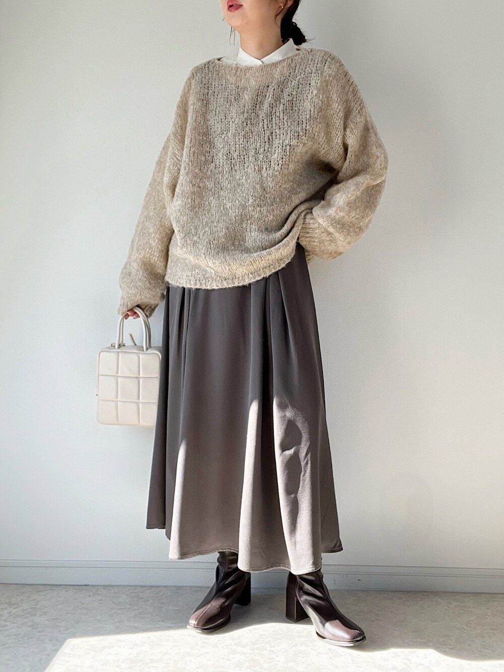 グレー系のワンピース/ドレス、ブラウン系のブーツ、ゴールド系のリングを着用したレディースの冬コーディネートの3枚目の写真