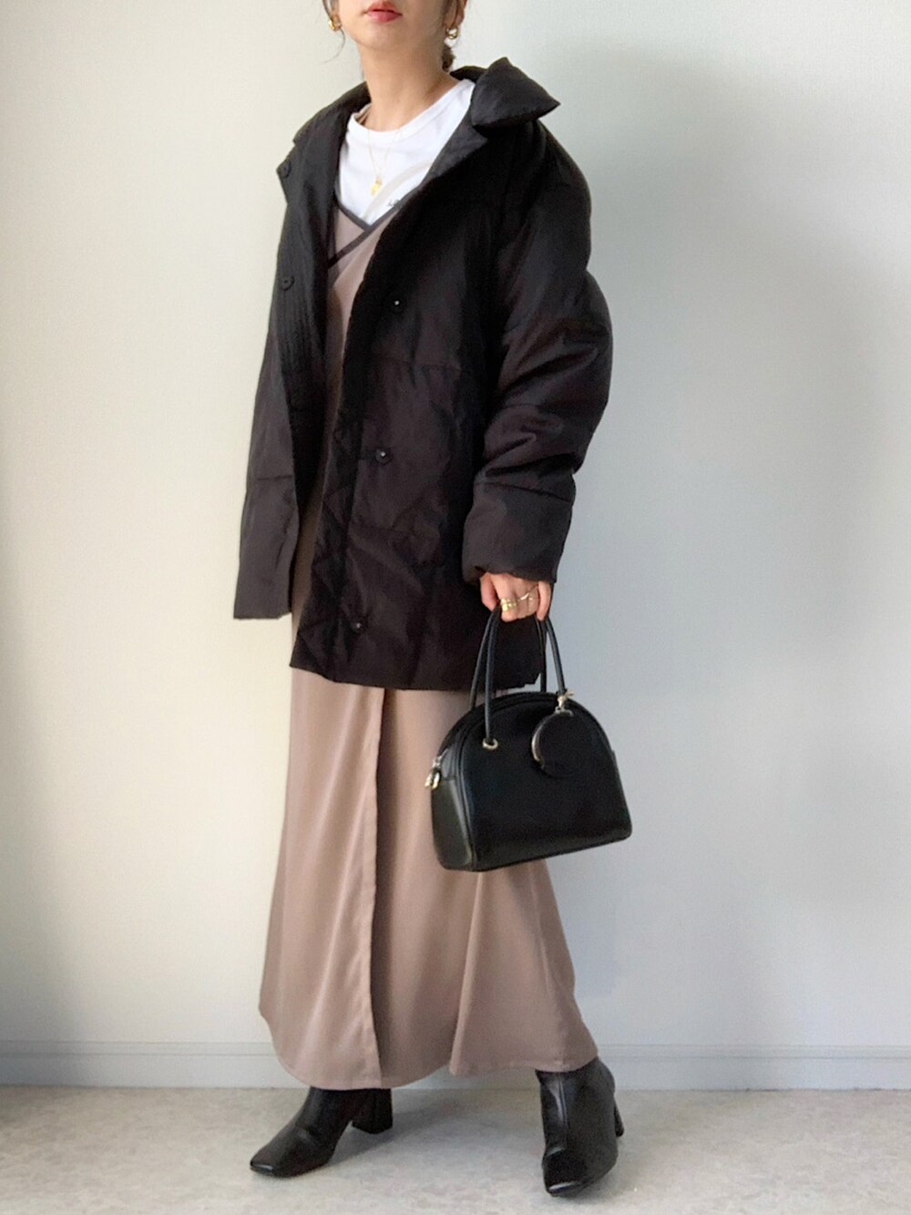 ベージュ系のカーディガン/ボレロ、グレー系のワンピース、その他のその他パンツを着用したレディースの冬コーディネートの2枚目の写真