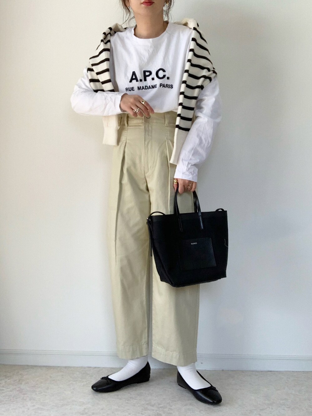 「トレンチコート、ボリューム袖、大人カジュアル、ベイカーパンツ、UNIQLO、春コーデ、ボーダー、春アウター、バレエシューズ」｜「GRLのボーダーショート丈ニットカーディガン（カーディガン/ボレロ、ホワイト系）」を使った、maiko さん（レディース・159cm）の春コーディネートの2枚目の写真