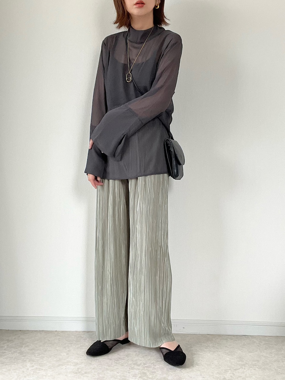 グレー系のシャツ/ブラウス、ブラック系のワンピース、ブラック系のショルダーバッグを着用したレディースの秋コーディネートの2枚目の写真