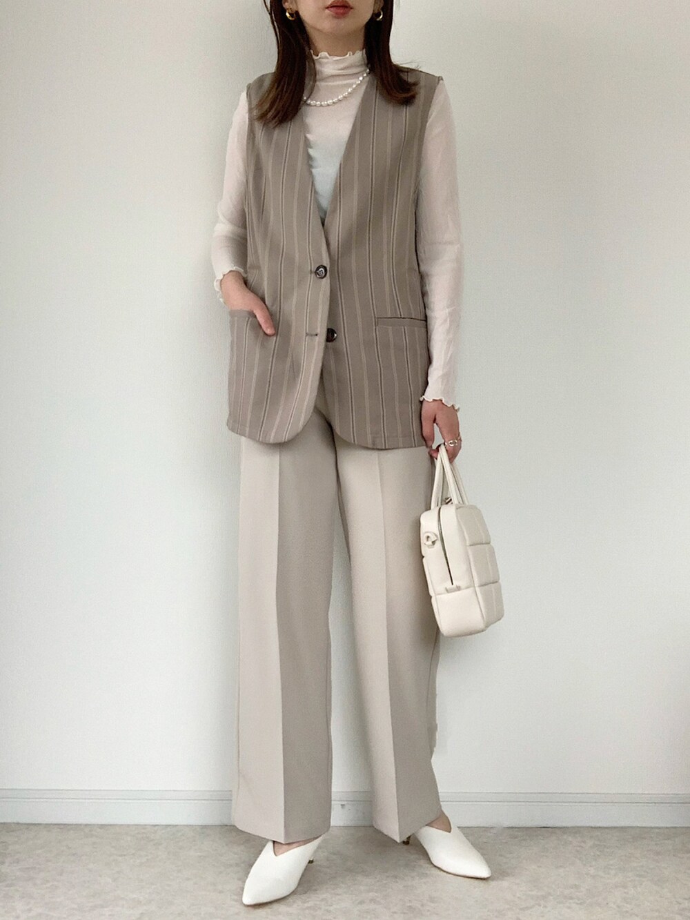 ホワイト系のTシャツ/カットソー、グレー系のワンピース、ブラック系のローファーを着用したレディースの春コーディネートの2枚目の写真