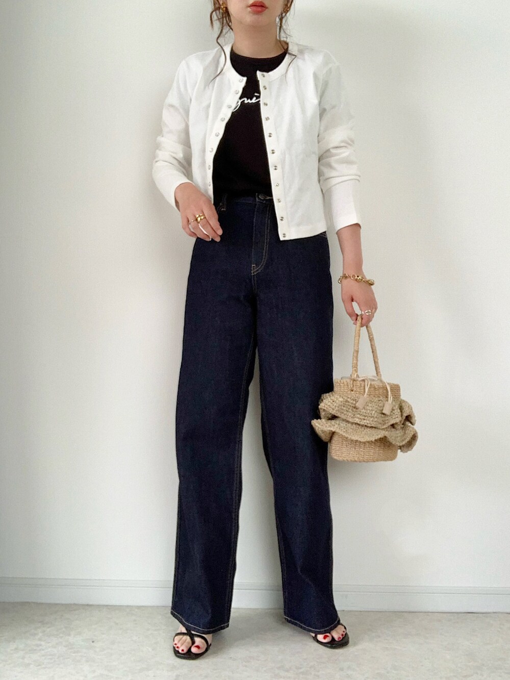 ホワイト系のカーディガン/ボレロ、グレー系のTシャツ/カットソー、ホワイト系のサンダルを着用したレディースの夏コーディネートの3枚目の写真