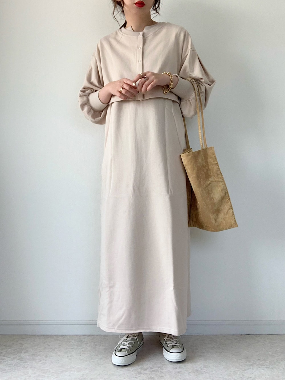 ベージュ系のワンピース、ブラック系のショルダーバッグ、ブラック系のサンダルを着用したレディースの春コーディネートの2枚目の写真