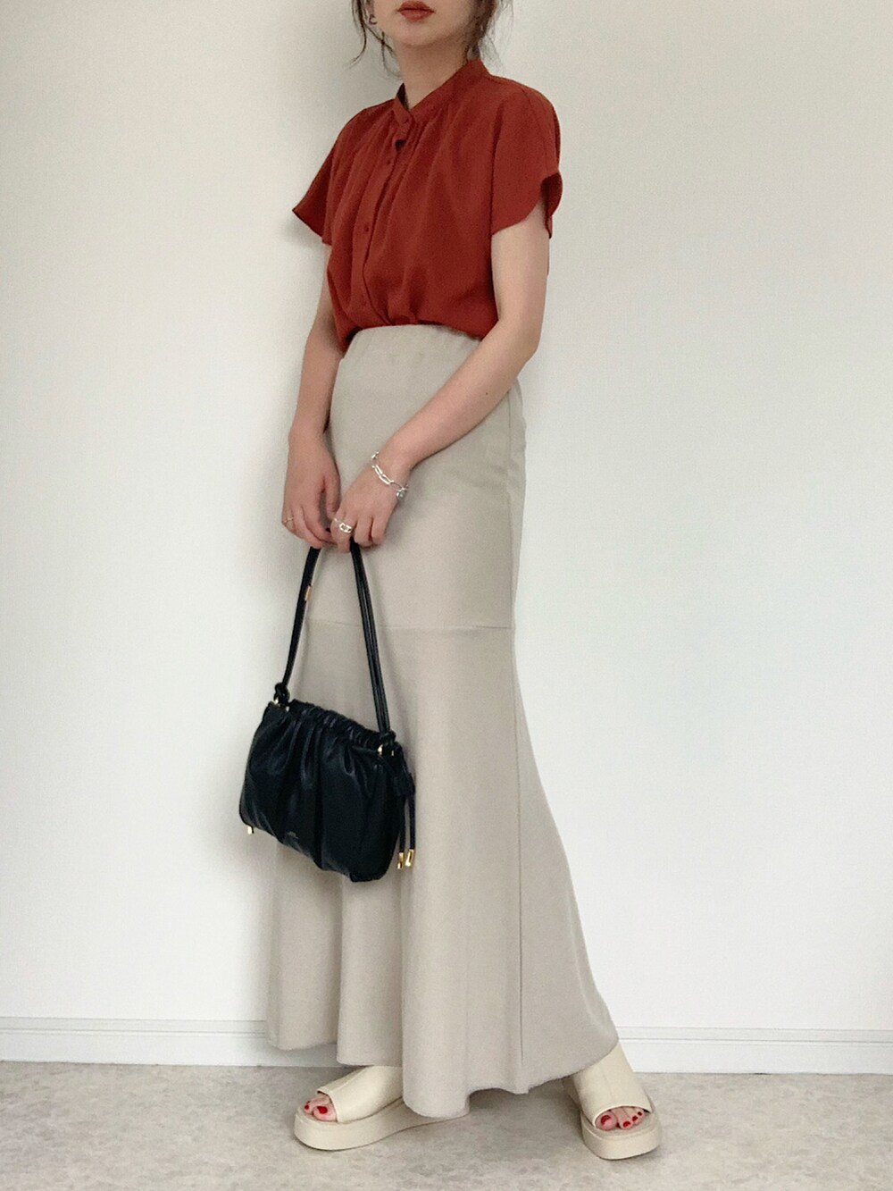 ブルー系のシャツ/ブラウス、ホワイト系のTシャツ/カットソー、グレー系のスカートを着用したレディースの夏コーディネートの2枚目の写真