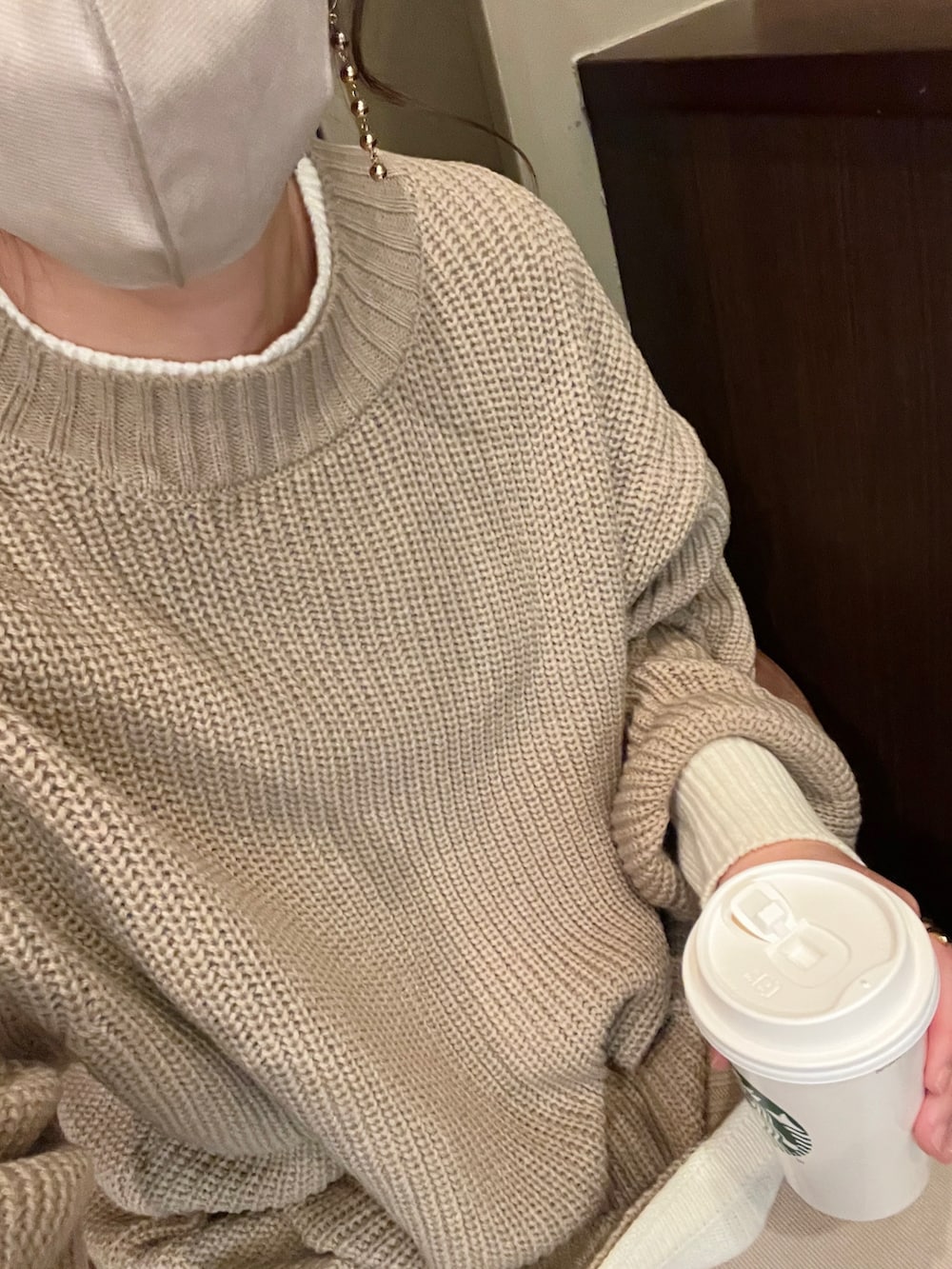 ベージュ系のニット/セーター、ベージュ系のその他パンツ、ベージュ系のブーツを着用したレディースの冬コーディネートの3枚目の写真