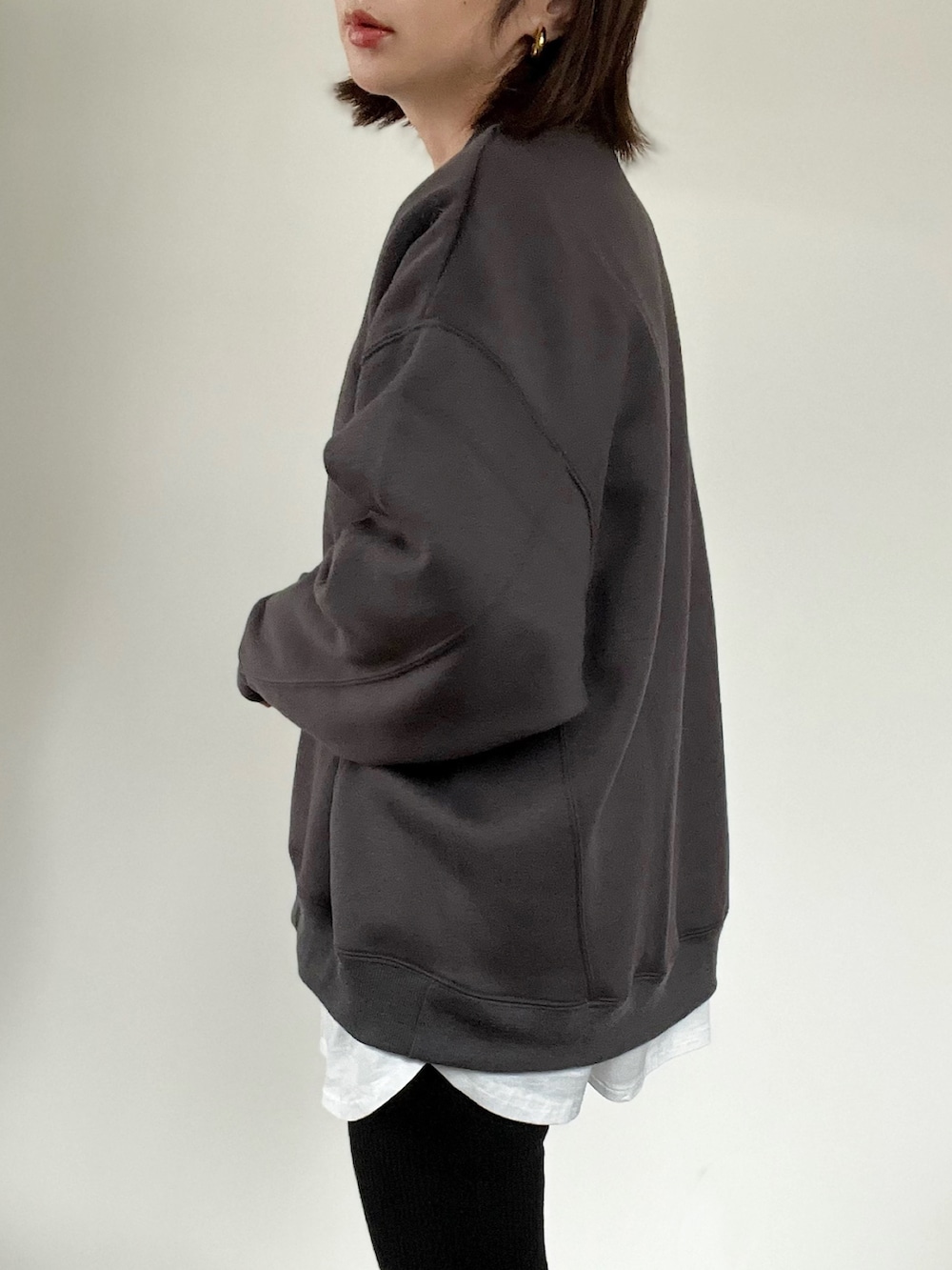 ホワイト系のシャツ/ブラウス、グレー系のスウェット、ホワイト系のスニーカーを着用したレディースの秋コーディネートの3枚目の写真