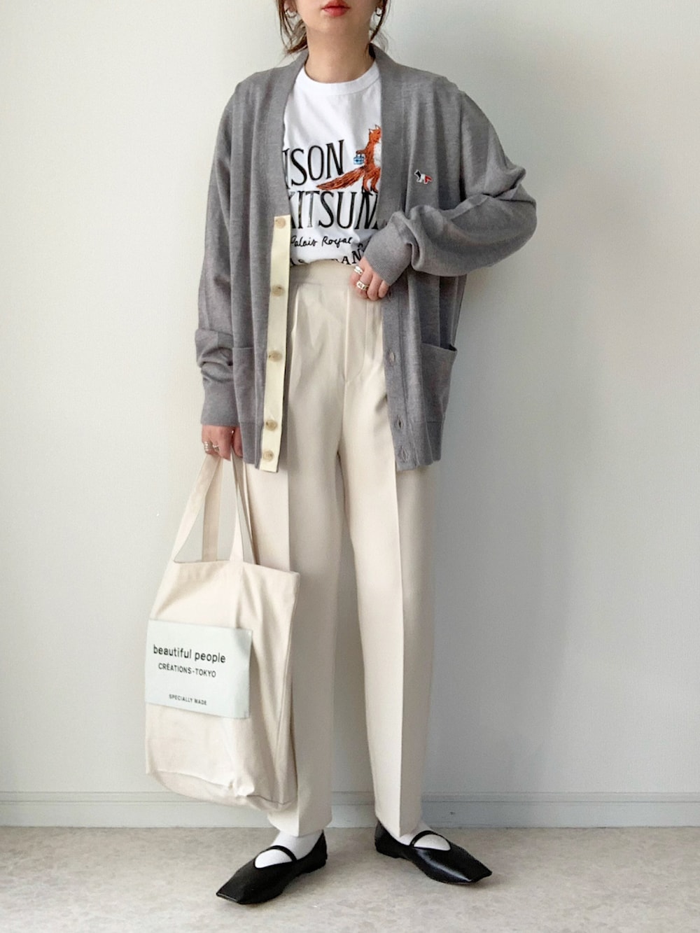 ホワイト系のカーディガン/ボレロ、ホワイト系のTシャツ/カットソー、ホワイト系のその他パンツを着用したレディースの春コーディネートの3枚目の写真