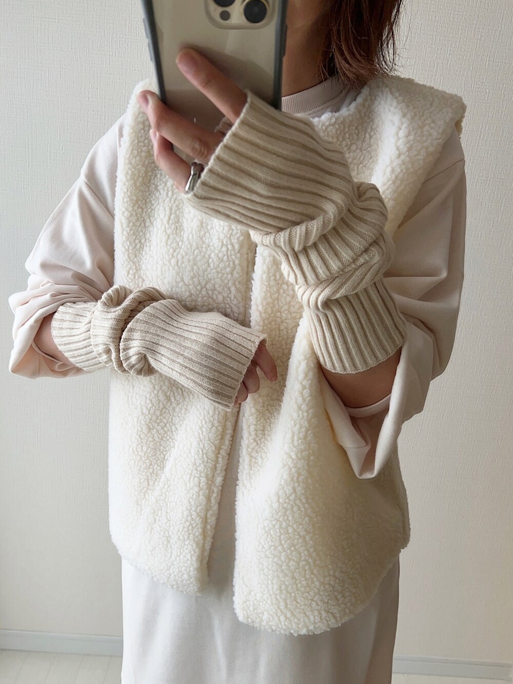 ホワイト系のワンピース、ブラウン系のショルダーバッグ、ホワイト系のスニーカーを着用したレディースの夏コーディネートの2枚目の写真