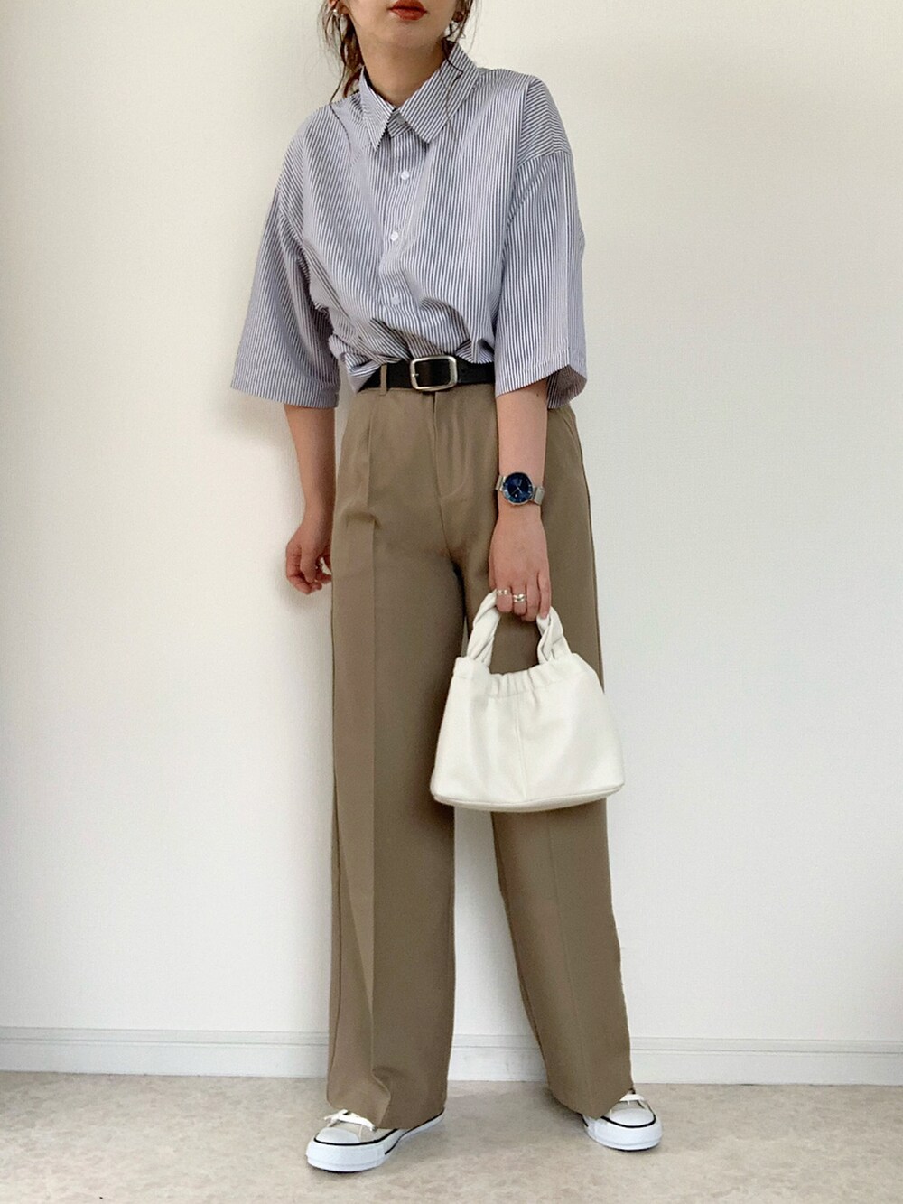 ベージュ系のTシャツ/カットソー、ブラウン系のスラックス、ベージュ系のサンダルを着用したレディースの夏コーディネートの4枚目の写真