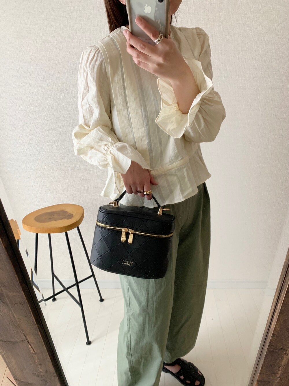 ホワイト系のシャツ/ブラウス、グリーン系のその他パンツ、ブラック系のサンダルを着用したレディースの春コーディネートの2枚目の写真