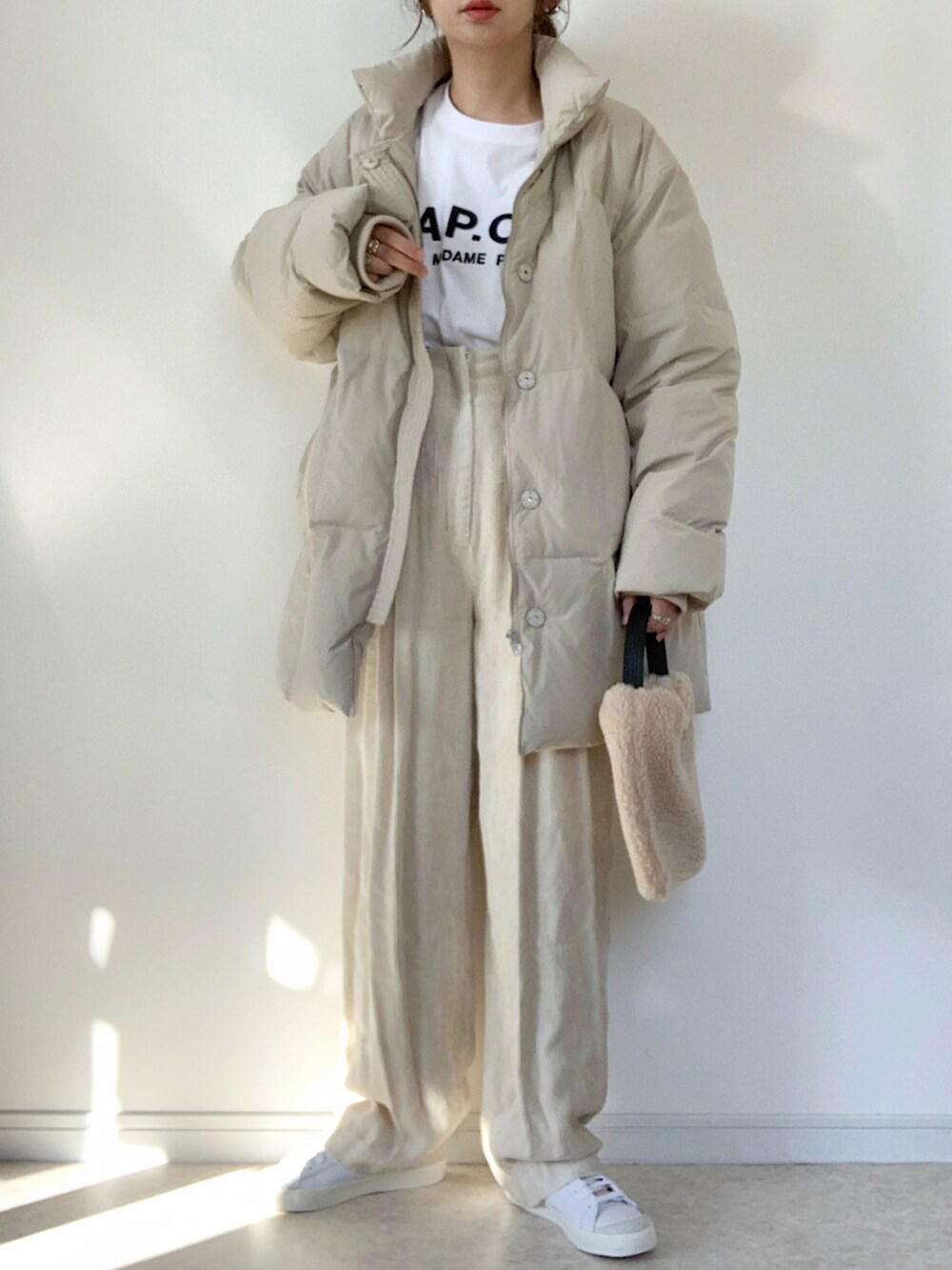 ベージュ系のダウンジャケット/コート、ホワイト系のTシャツ/カットソー、ホワイト系のその他パンツを着用したレディースの冬コーディネートの2枚目の写真