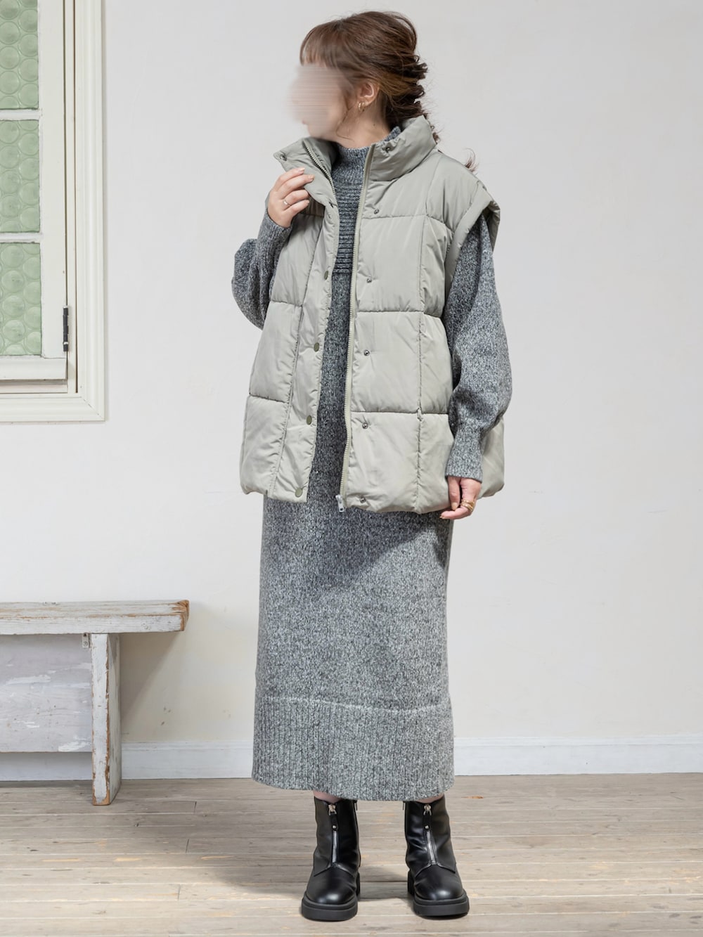 ブラック系のジャケット/アウター、ブラック系のワンピース/ドレスを着用したレディースの秋コーディネートの2枚目の写真