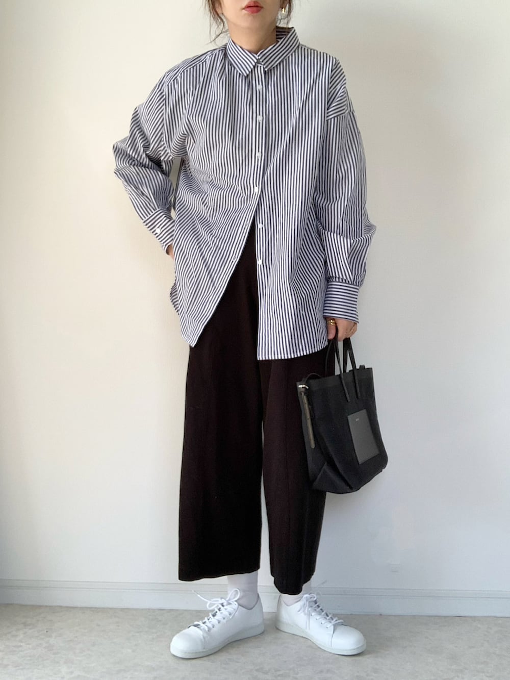 「ストライプシャツ、トレンチコート、白スニーカー、スニーカーコーデ、トートバッグ、休日スタイル、春先取り、UNIQLO、ガウチョパンツ、春コーデ、大人コーデ」｜「recaのキャンディ袖ビッグトレンチコート（トレンチコート、ベージュ系）」を使った、maiko さん（レディース・159cm）の冬コーディネートの2枚目の写真