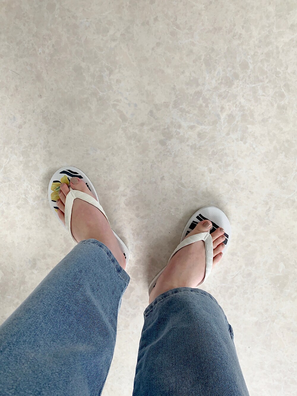 ブルー系のシャツ/ブラウス、ホワイト系のTシャツ/カットソー、ブルー系のデニムパンツを着用したレディースの夏コーディネートの3枚目の写真